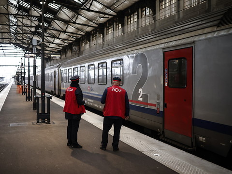 Les voyageurs français face à la grève des contrôleurs