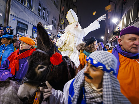 Près de 30'000 personnes pour le retour de la St-Nicolas à Fribourg