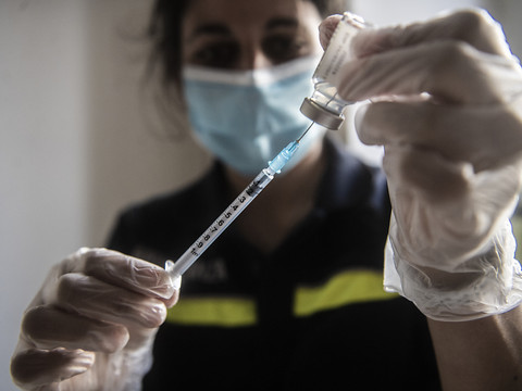 Covid: 1400 hospitalisations pour des effets secondaires du vaccin