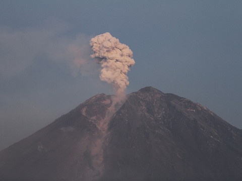 Les évacuations se poursuivent après l'éruption du volcan Semeru