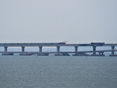 Poutine a roulé sur le pont de Crimée, partiellement détruit