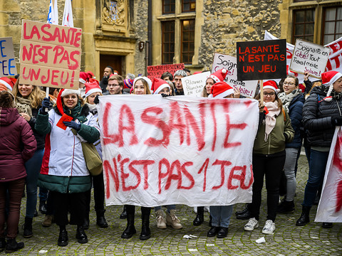Neuchâtel: 600 personnes du secteur parapublic ont manifesté