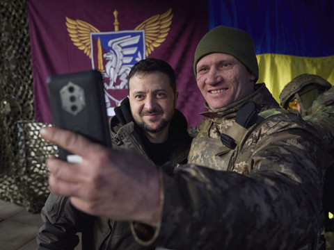 Zelensky près du front, nouvelle frappe au drone sur une base russe