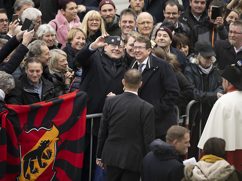 Albert Rösti fêté par les siens sur la Place fédérale