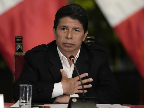 Le parlement péruvien ignore sa dissolution, destitue le président