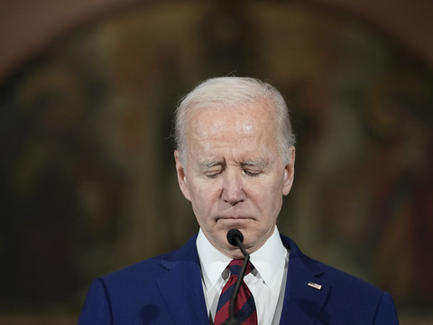 Biden promet à nouveau d'interdire les fusils d'assaut