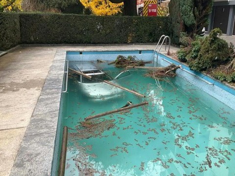 Clarens: une voiture tombe dans une piscine, la conductrice décède
