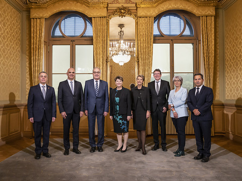 Keller-Sutter passe au DFF et Rösti reprend le DETEC