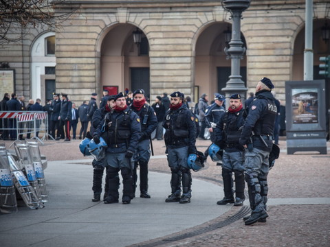 Des militants écologistes aspergent de peinture la Scala de Milan