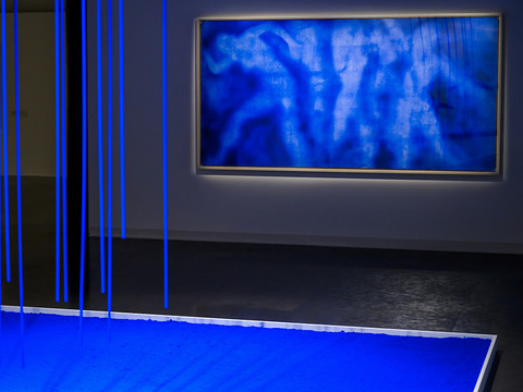 A Lens (VS), Yves Klein résonne avec l'art aborigène