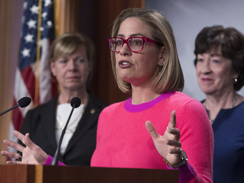 Une sénatrice clé quitte le parti de Biden