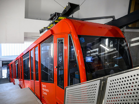 Le funiculaire Sierre-Crans-Montana sur les rails