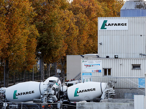 La cimenterie Lafarge visée par des militants reste à l'arrêt