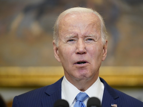 Biden signe la loi protégeant le mariage homosexuel