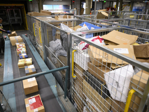 Au centre des colis de Daillens (VD), les cadeaux de Noël fusent