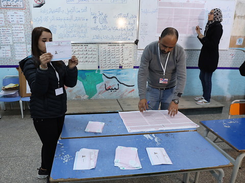 Faible mobilisation pour l'élection d'un Parlement au rôle limité en Tunisie