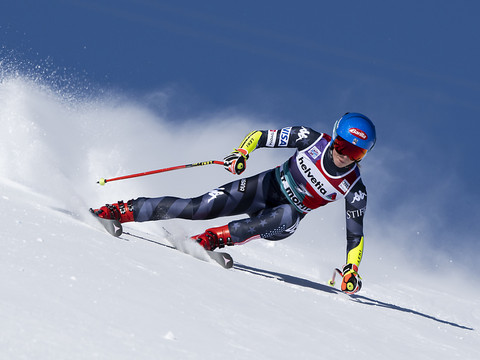 Mikaela Schiffrin s'impose à St-Moritz, Gisin au pied du podium