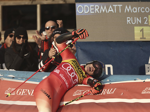 Marco Odermatt s'impose dans la douleur à Alta Badia