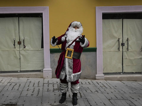 Le Père Noël et ses lutins arrêtent des trafiquants de drogue