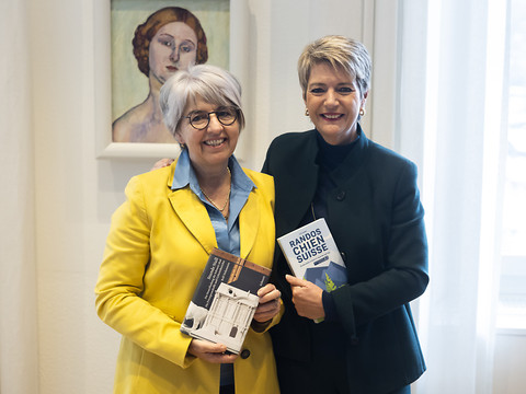 Karin Keller-Sutter passe le témoin à Elisabeth Baume-Schneider