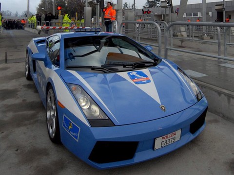 La police traverse l'Italie en Lamborghini pour livrer deux reins