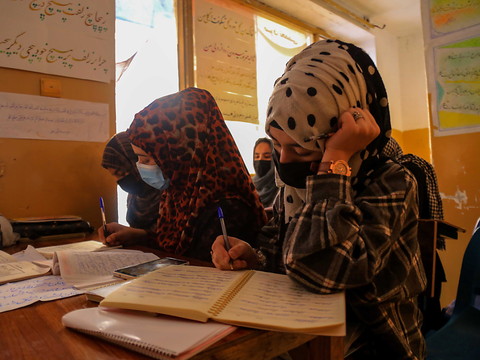 Les talibans interdisent aux filles d'accéder à l'université