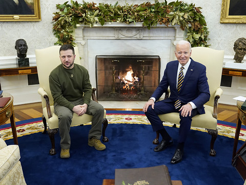 Biden promet à Zelensky de 