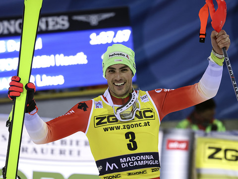 Slalom de Madonna: Yule s'impose dans son jardin