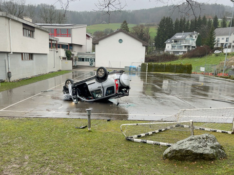 Une voiture renverse deux garçons dans une cour d'école