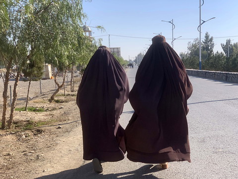 Les talibans interdisent aux femmes de travailler pour les ONG