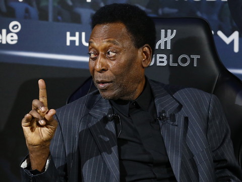 Les proches de Pelé à son chevet à l'hôpital