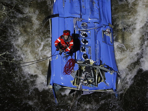 Six morts après la chute d'un car dans une rivière en Espagne