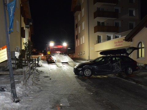 Un jeune conducteur démolit la voiture de son père en Engadine