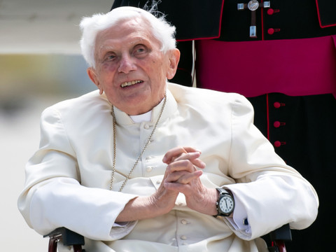 Le pape annonce que Benoît XVI est 