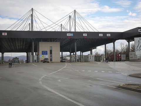 Le principal poste frontière a rouvert au Kosovo