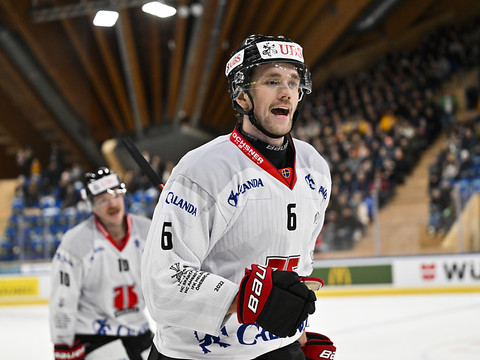 Örebro sort le Team Canada en quart