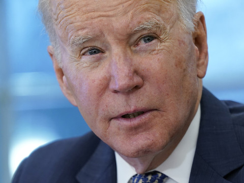 Biden promulgue une loi de finances de 1700 milliards de dollars