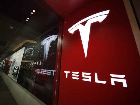 Entre des ventes incertaines et un patron distrait, Tesla souffre