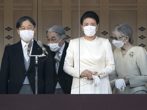 L'empereur du Japon présente ses voeux en public