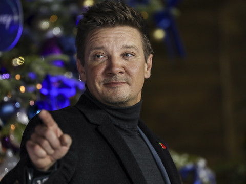 La star américaine Jeremy Renner se blesse grièvement en déneigeant