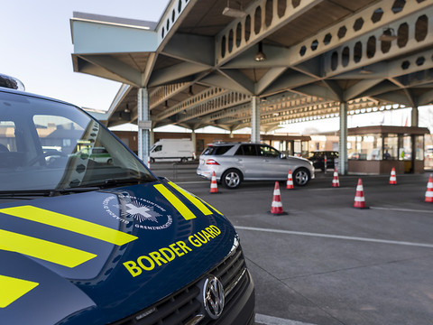 Une auto pincée à la douane avec 23 occupants à son bord