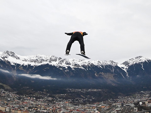 Saut: Kubacki s'impose devant Granerud à Innsbruck