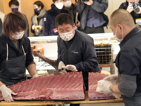 Tokyo: une célèbre vente aux enchères de thons reprend des couleurs