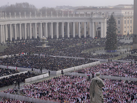 Dernier hommage de François à Benoît XVI devant 50'000 fidèles