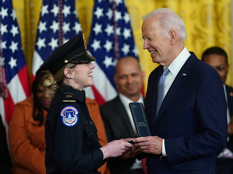 Deux ans après, Biden condamne la 