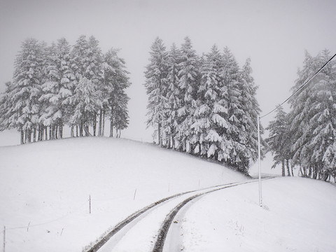 Jusqu'à un mètre de neige fraîche localement en montagne