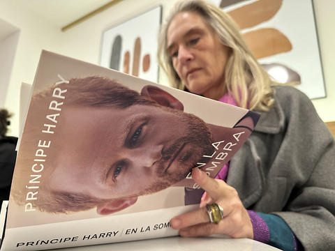 Le prince Harry défend ses mémoires à sensation sur sa famille