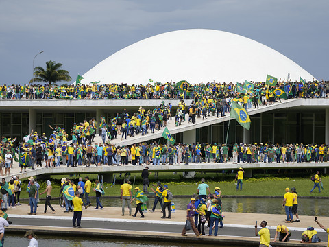 Lula condamne le saccage 