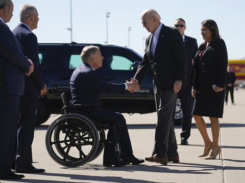 Joe Biden s'arrête au Texas en route vers le Mexique