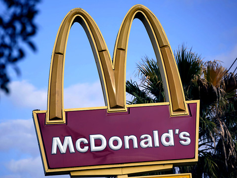 L'ex-patron de McDonald's poursuivi pour avoir menti sur son départ
